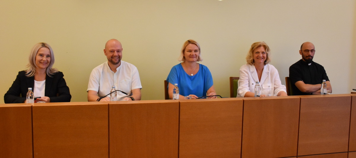 S konferencije za novinare