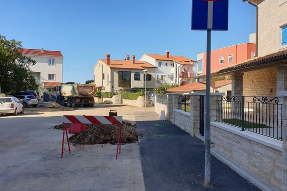 Počeli radovi na kompletnom obnavljanju ulice u naselju Moela