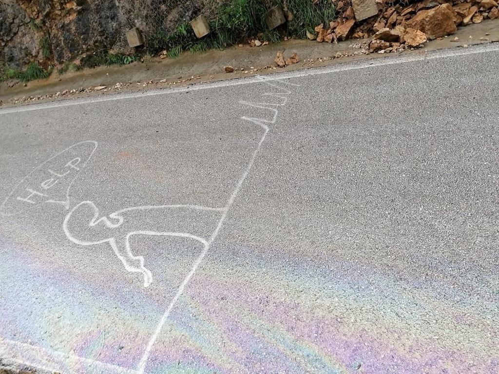 Ovu su poruku mještani Sovinjaka nacrtali na oronulom asfaltu i cesti koja vodi iz doline Mirne gore prema njima