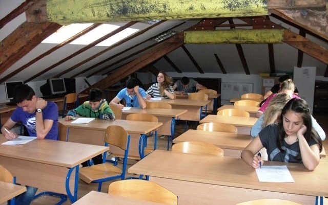 Sudionici kviza u rješavanju testova