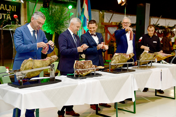 Sajam pršuta u Tinjanu: Staro društvo opet na istom mjestu (video)