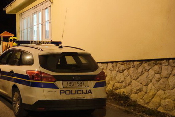 Pijana žena vrijeđala policajce, muškarac htio spriječiti privođenje