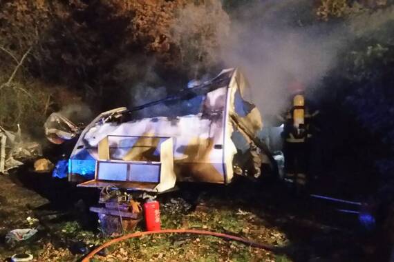 Požar s jedne kamp prikolice prešao na susjednu