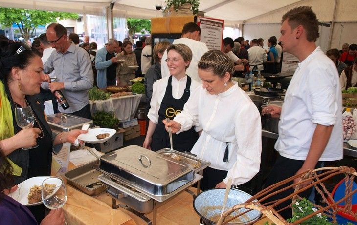 Bogata gastro ponuda u šatoru