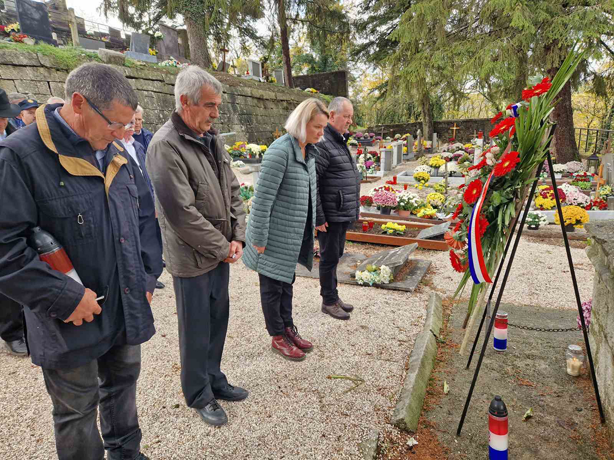Pazinska delegacija na groblju