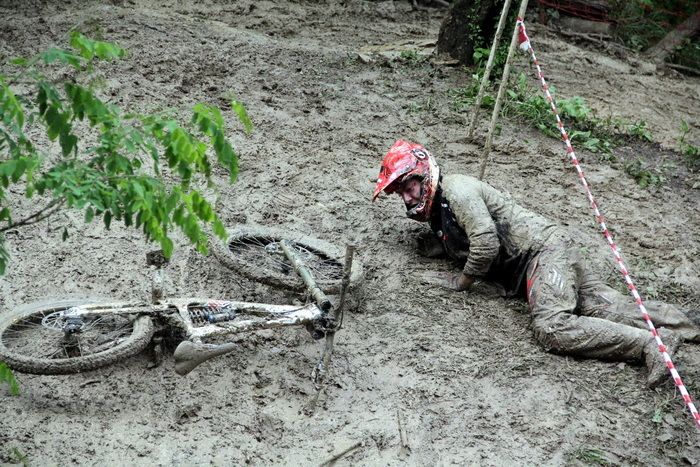 U borbi sa skliskim stijenama i klizavim terenom tek su rijetki uspijeli ostati na biciklu