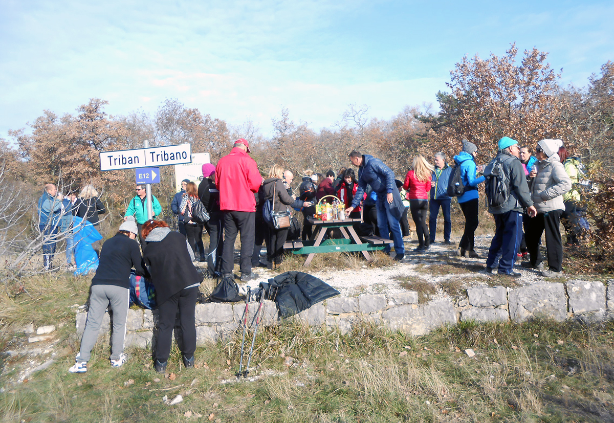 Pješačanje Parenzanom, okrepa na postaji Triban