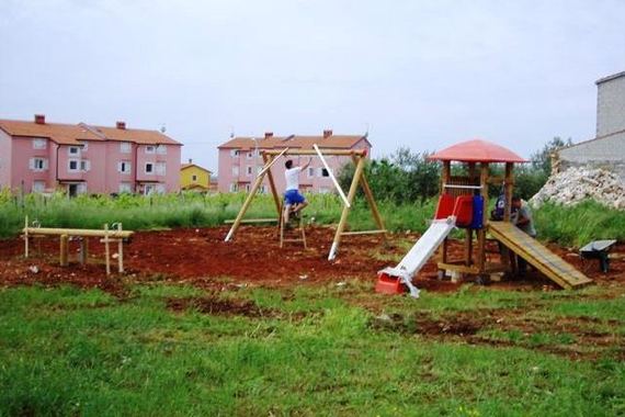 U Žbandaju, Radošima i Muntižani postavljena nova igrala za djecu