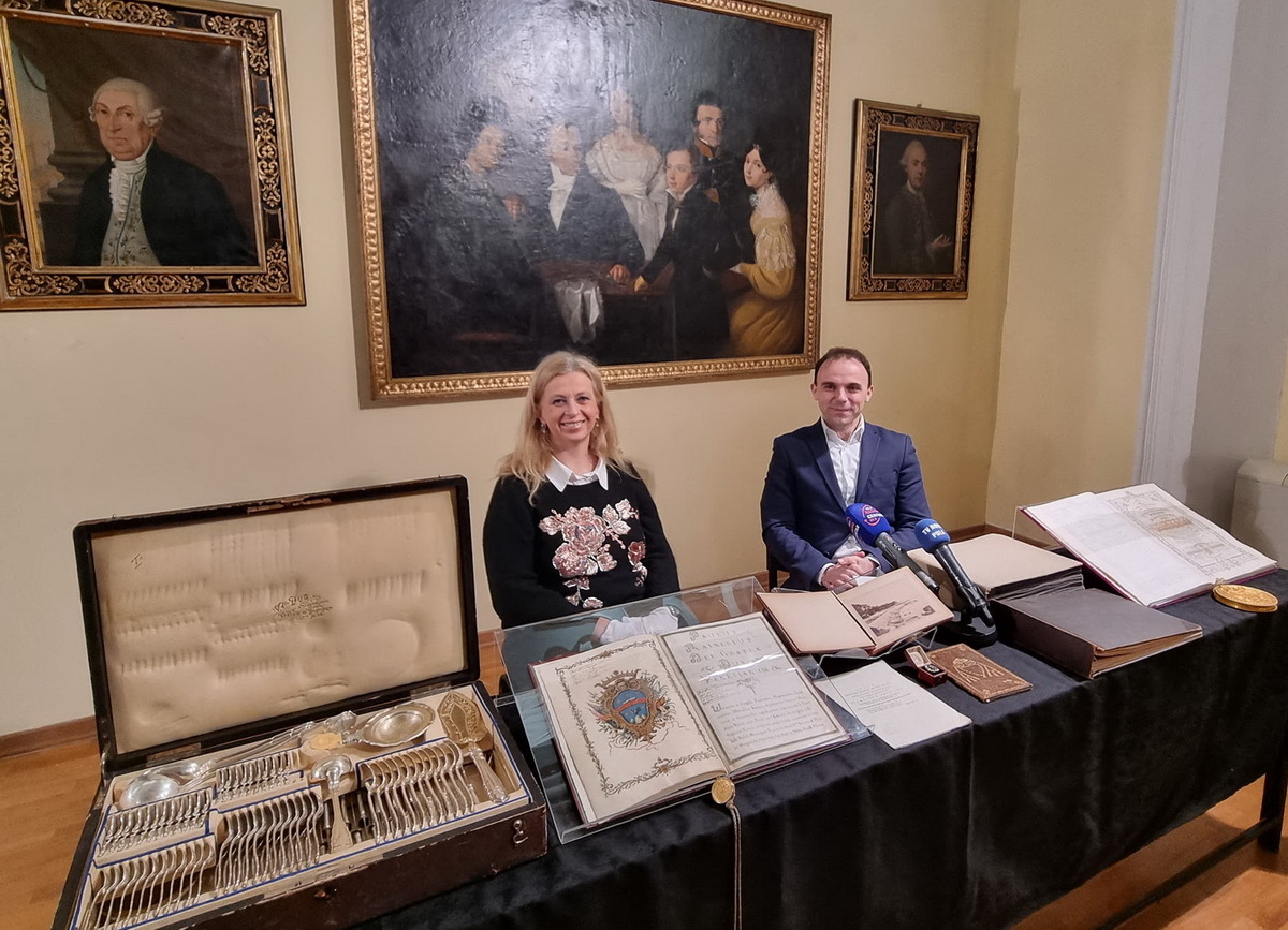 Elena Uljančić i Loris Peršurić sa zbirkom