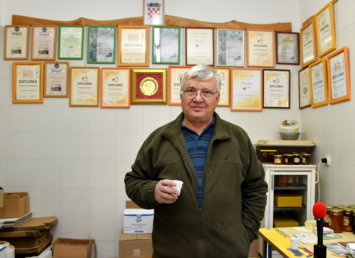 Vinko Dantinjana kaže da mu pčele zuje oko glave od kad zna za sebe