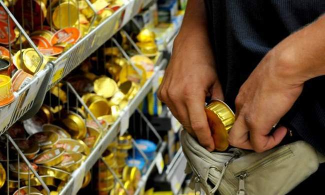 Dva mlada Riječana krala u supermarketu u Buzetu