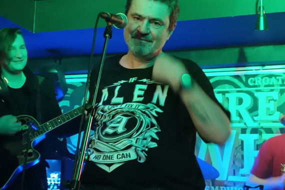 Alenu Vitasoviću na koncertu u Novigradu bacili grudnjak