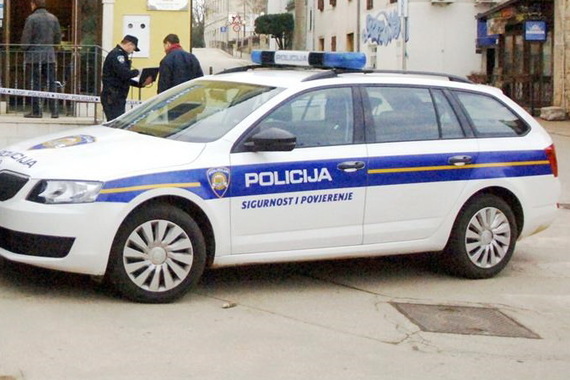 Prepriječio mu put i uz prijetnju nožem ukrao auto