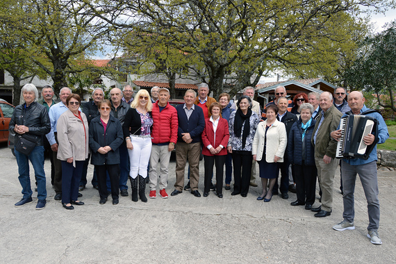Maturanti ugašene bujske škole na fešti sa suprugama i harmonikašem