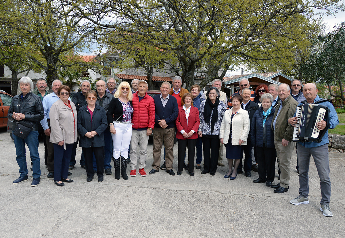 Maturanti Škole učenika u privredi Buje sa suprugama i harmonikašem Miljenkom Poldrugovcem