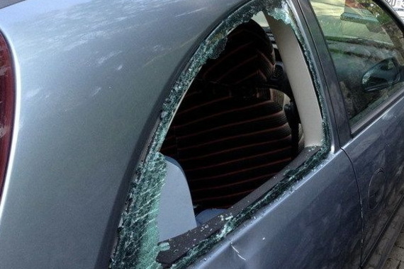 Protupožarnim aparatom porazbijao stakla na BMW-u