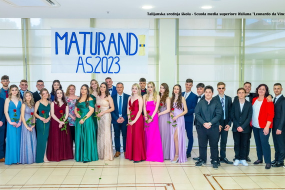 Bujski maturanti proslavili ulazak u svijet odraslih (foto)