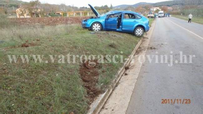 Vozačica udarila u rubnik i prevrnula se na krov