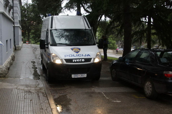 Grupa nepoznatih osoba napala dvojicu na parkingu u Umagu
