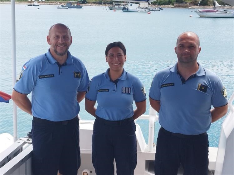 Policajci koji su spasili kajakaša u nevolji