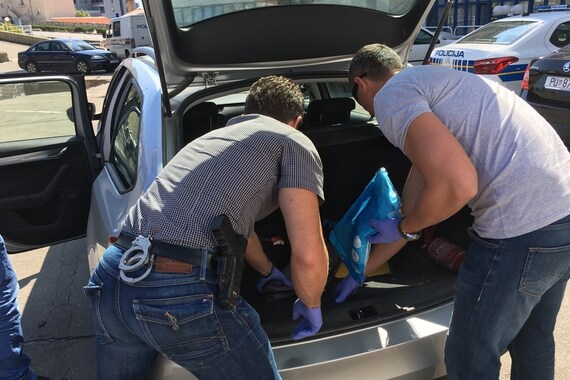 Nakrcali kolica špežom i otišli bez plaćanja, zaustavio ih zaštitar 