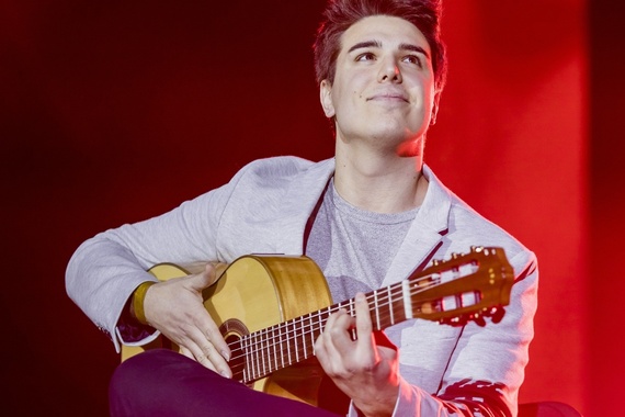 Gitarist Natko Štiglić svira u petak ispred crkvice iznad Momjana