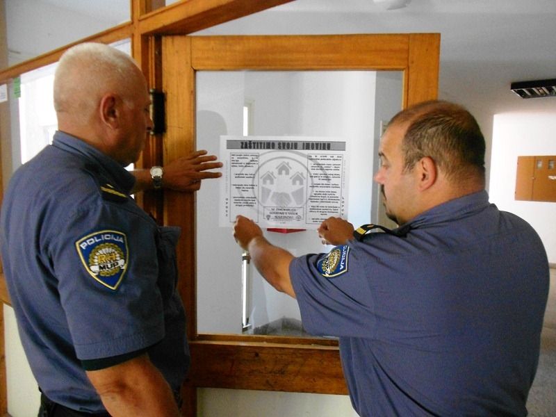 Kontakt policajci u preventivnoj akciji (Foto: PU istarska)