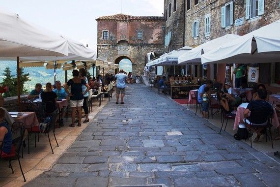 Motovunci o velikom vjenčanju: Bogatog Pagea nisu vidjeli, a mladenka je najljepša žena u mjestu