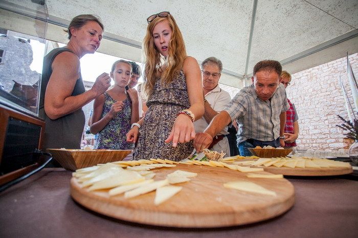 Tijekom dvodnevne manifestacije ljubitelji sira i drugih mliječnih proizvoda mogu degustirati razne vrste sireva više od 20 proizvođača 