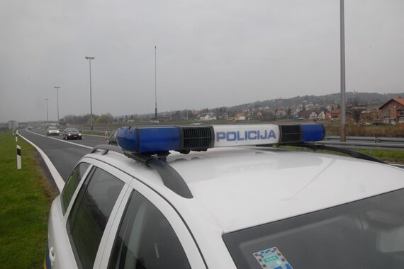 Pijani Slovenac kod Buja oštetio šest automobila, od toga pet prometnim znakovima