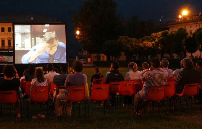 Solarno kino napaja se iz tri solarna panela postavljena na krovu kombija