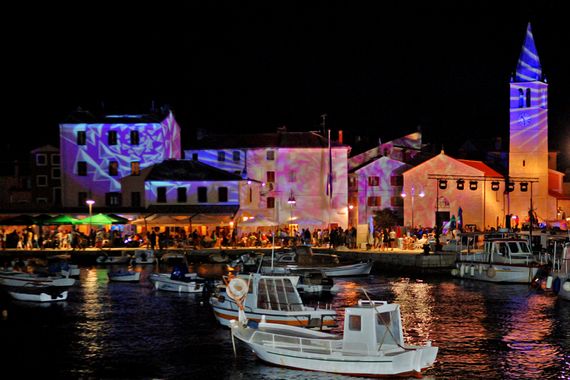 Festival svjetla i noć uličnih svirača i zabavljača u Fažani