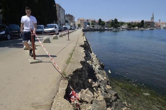 Upali u more zbog urušene šetnice: Poreč najavio sanaciju obalnog zida