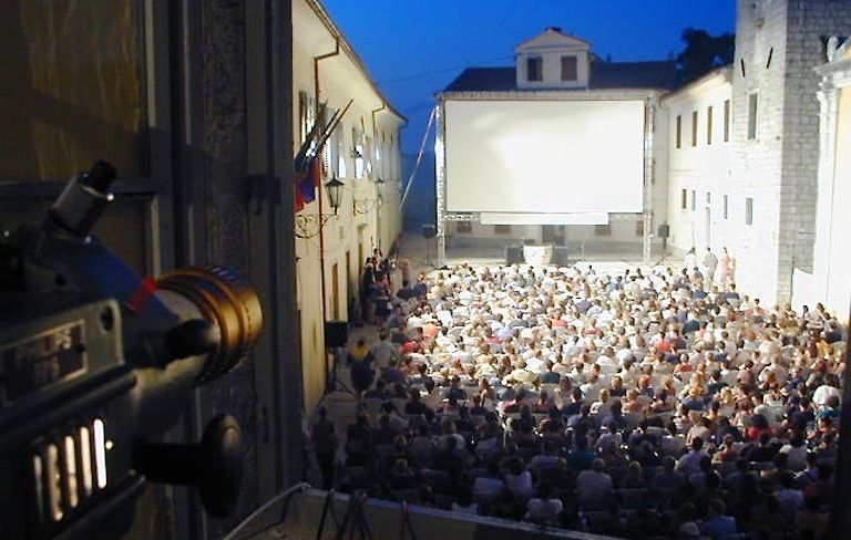 Predvidjeno je 70 projekcija