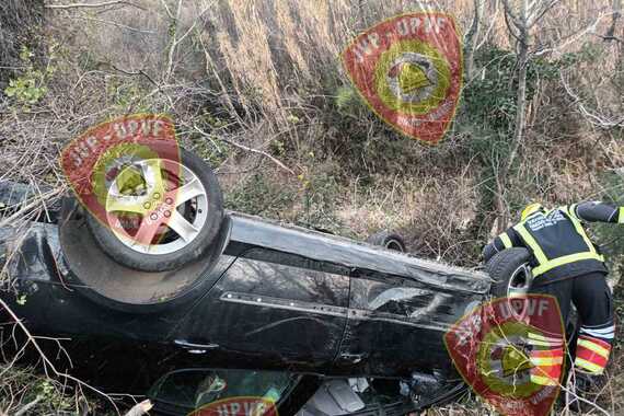 Automobil izletio s ceste kod Buja i završio na krovu (foto)