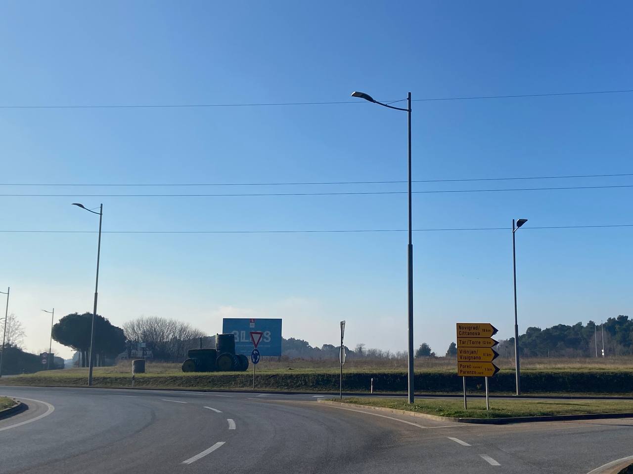 Kružni tok Varvari - u pozadini lokacija buduće upravne zgrade Plave lagune