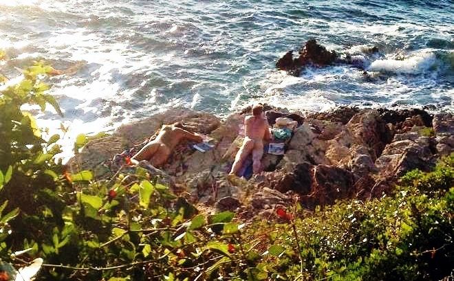 Neki leže, neki sjede, neki vire iz šumice… Naravno, svi su goli