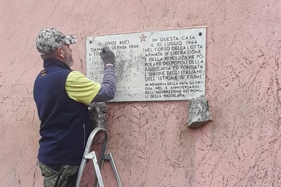 Puležan slučajno otkrio važnu povijesnu spomen-ploču