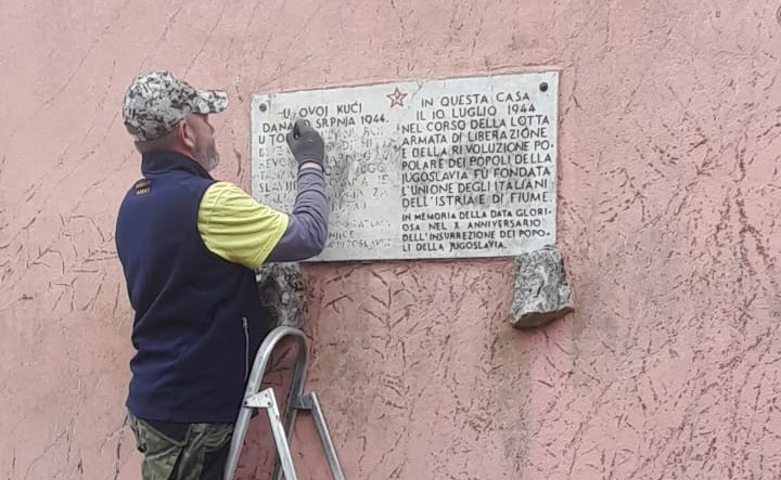Cristian Bruno Galić u radnoj akciji obnavljanja spomen ploče (foto: istarski.hr)