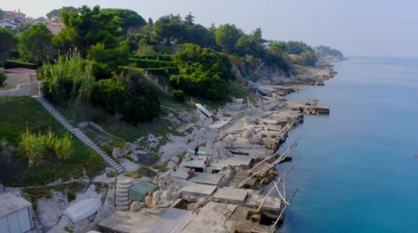 Crveni vrh pod betonom