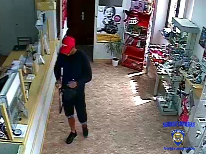 Policajci tragaju za mlađim muškarcem, visine oko 185 cm