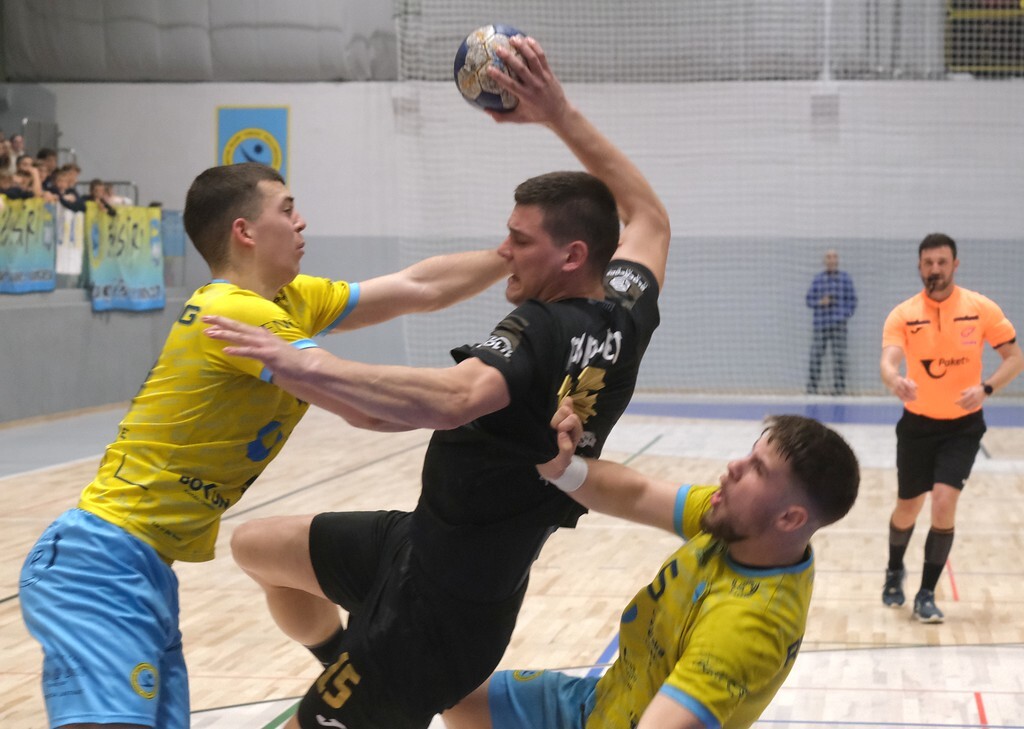 Arian Bašić u zagrljaju umaške obrane (FOTO: Milivoj Mijošek)