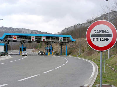 Sakriven u vozilu pokušao prijeći granicu