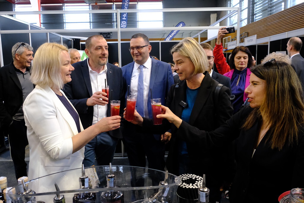 Suzana Jašić, Dalibor Paus, Sandra Benčić, Katarina Peović... (foto: Milivoj Mijošek)