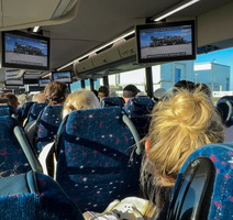 Autobus vozi prema tribinama