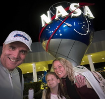 Izlazak iz NASA-inog centra kasno u noć