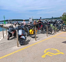 Mnogo motora i bicikala na parkiralištu