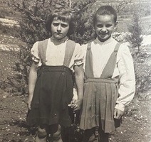 Alma kao djevojčica (desno) sa Sandrom Pinzan