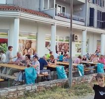 Veselo na fešti na Komuneli
