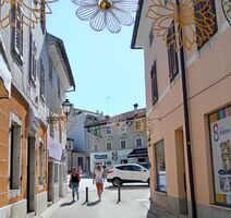 Ulica se nalazi u nastavku korza